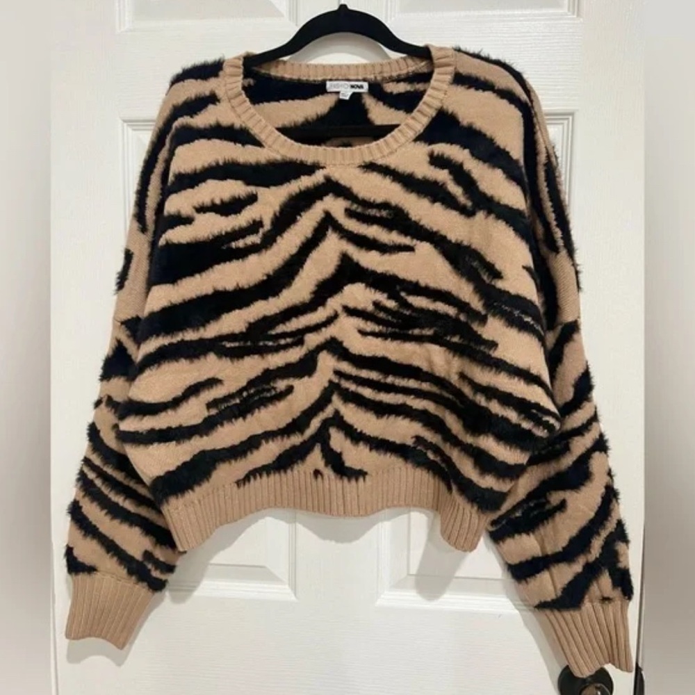 🍂✨ Fashion‎ Nova Zebra Print Fuzzy Cropped Cozy Sweater Size M ✨ 🍂 - Picture 2 of 5
